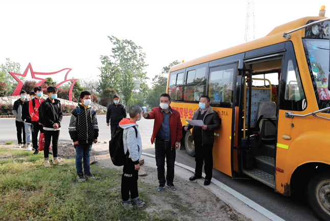 返校復課，鄉(xiāng)村校車接送忙