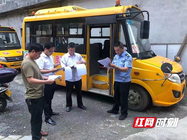 鳳凰:多部門開展校車聯(lián)合整治行動 護(hù)航校車安全 鳳凰:多部門開展校車聯(lián)合整治行動 護(hù)航校車安全