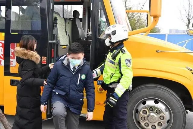 滿載學(xué)生的校車車廂內(nèi)突然冒出濃煙，怎么辦？