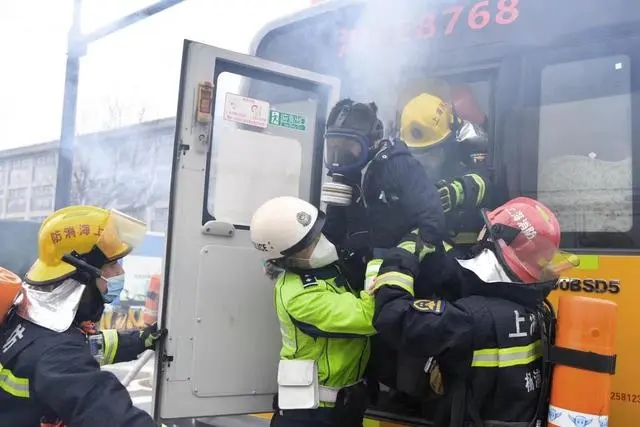 滿載學(xué)生的校車車廂內(nèi)突然冒出濃煙，怎么辦？
