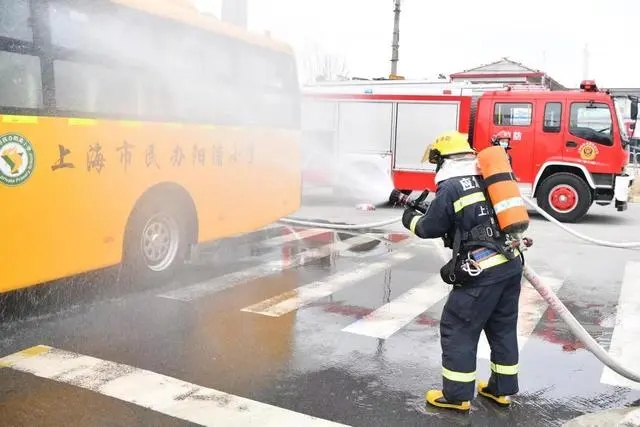 滿載學(xué)生的校車車廂內(nèi)突然冒出濃煙，怎么辦？