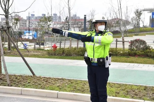 滿載學(xué)生的校車車廂內(nèi)突然冒出濃煙，怎么辦？