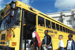 英國校車素描:法律嚴(yán)苛 NGO積極參與(圖) 英國校車素描:法律嚴(yán)苛 NGO積極參與(圖)