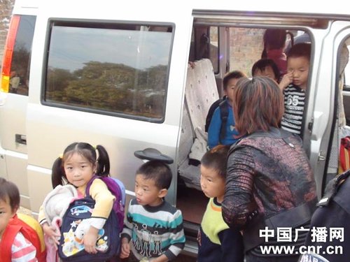 江西景德鎮(zhèn)兩輛校車被查 超員率高達340%(圖)