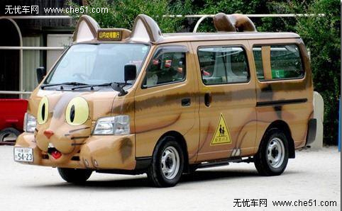 除了司機(jī)，日本的校車上多半還會有一位全程陪同的指導(dǎo)老師，有時(shí)候是學(xué)校里的生活老師，有時(shí)候是自愿做義工的家長。