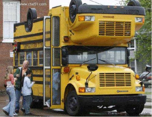 西澳大利亞州（以下簡稱西澳）是澳大利亞最大的州，其有關(guān)校車的規(guī)定可謂事無巨細(xì)。耐著性子閱讀完這些條條框框的人，大多會得出這樣一個(gè)總體印象嚴(yán)。