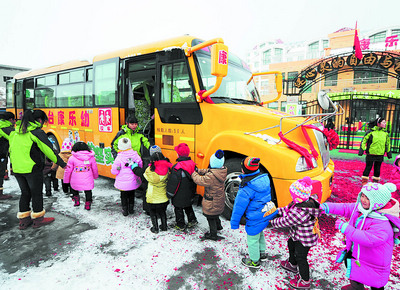 校車可在公交專用道行駛/ 校車可在公交專用道行駛