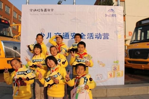 中美實(shí)力對(duì)比之校車(chē)版(圖) 中美實(shí)力對(duì)比之校車(chē)版(圖)