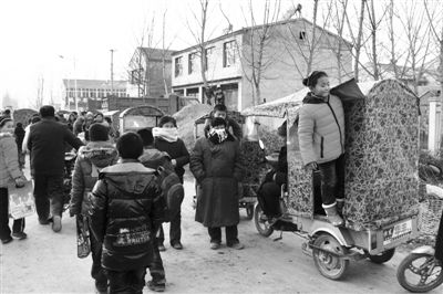 校車事故幸存學(xué)生憶事發(fā)經(jīng)過(guò):2人座擠5個(gè)人/ 校車司機(jī)“越權(quán)”駕駛 負(fù)全責(zé)被刑拘