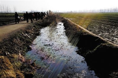 校車事故幸存學(xué)生憶事發(fā)經(jīng)過(guò):2人座擠5個(gè)人/ 豐縣校車之殤