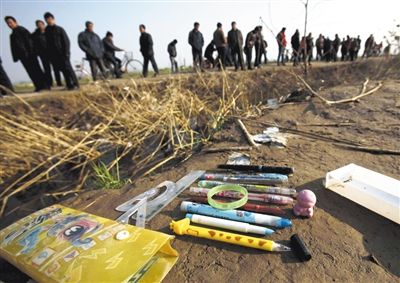 校車事故幸存學(xué)生憶事發(fā)經(jīng)過(guò):2人座擠5個(gè)人/ 豐縣校車之殤