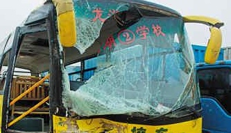 深圳龍崗區(qū)龍湖學(xué)校校車沖紅燈傷11名學(xué)生(圖)