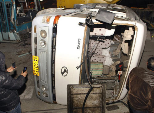 校車(chē)事故再發(fā)：杭州公交撞上載學(xué)生客車(chē)（圖）