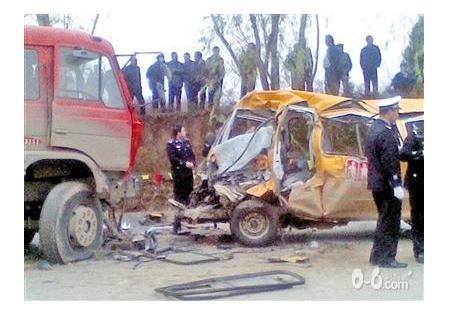 校車事故一： 

事故時間：2011年11月16日9時40分許

事故原因：校車系超載車輛，核載9人的校車，卻實載64人，超載了55人

事故發(fā)生地：甘肅省慶陽市正寧縣榆林子鎮(zhèn) 

死亡人數(shù)：造成19人死亡，其中17名幼兒

受傷人數(shù)：18人重傷、26人輕傷

事故細(xì)節(jié)：2011年11月16日9時40分許，甘肅省慶陽市正寧縣榆林子鎮(zhèn)下溝磚廠門口，一輛大翻斗運煤貨車與正寧縣榆林子小博士幼兒園學(xué)生接送面包車迎面相撞，校車司機與4名幼兒當(dāng)場死亡，多名幼兒重傷。15人在送往醫(yī)院搶救途中死亡，至此，事故遇難人數(shù)達(dá)20人，其中包括18名幼兒以及校車司機及1名教師。

