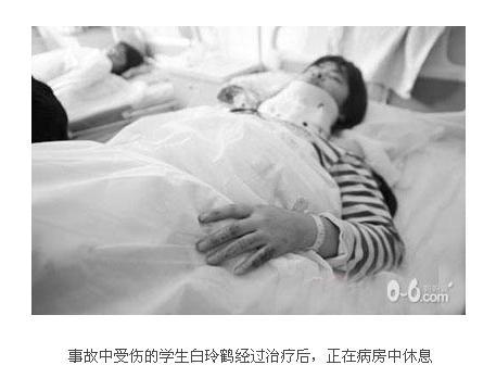 校車事故二：  

事故時間：2011年9月26日6時50分左右

事故發(fā)生地：山西省介休市靈石縣冷泉村

死亡人數(shù)：7名初中生死亡

受傷人數(shù)：2人重傷、3人輕傷

事故細(xì)節(jié)：2011年9月26日6時50分左右，山西靈石縣冷泉村一接送學(xué)生的微型面包車在108國道介休段與一輛大貨車相撞。目前山西晉中市已經(jīng)成立了事故調(diào)查組，靈石縣負(fù)責(zé)事故善后工作，介休市負(fù)責(zé)傷員救治工作，具體事故原因還在調(diào)查中。

