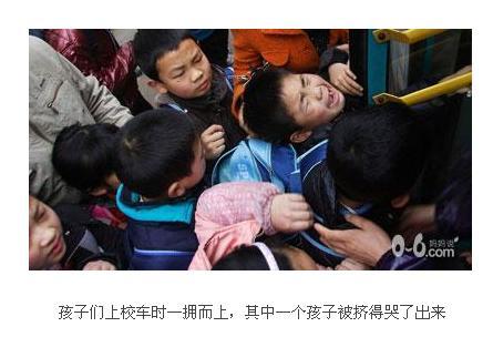 校車事故五：    

事故時間：2011年7月20日7時10分

事故原因：兩輛車均屬違規(guī)行駛

事故發(fā)生地：大連市開金州新區(qū)金石灘涼水灣

受傷人數(shù)：17個孩子均不同程度受傷

事故細(xì)節(jié)：2011年7月20日7時10分，大連市開金州新區(qū)金石灘涼水灣路段，一輛載著17個孩子的輕型封閉貨車與迎面而來的奔馳車相撞，車上的17個孩子均不同程度受傷。此車是幼兒園園長為了接送孩子而雇來的“黑校車”。

