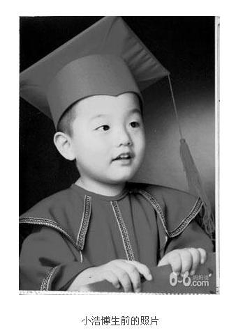 校車事故七： 

事故時間：2011年3月14日上午

事故原因：肇事校車超載超速

事故發(fā)生地：北京門頭溝

死亡人數(shù)：2名兒童死亡

受傷人數(shù)：3名兒童受傷

事故細(xì)節(jié)：2011年3月14日上午9點25分，在蓮石東路門頭溝路段小園村路口處，一輛大客車撞上路邊施工圍擋，鋼管從客車右前部插入車內(nèi)，導(dǎo)致兩人身亡，其中一人為幼兒園園長劉某，一人是5歲的史浩博。事故還導(dǎo)致另外3名兒童受傷。當(dāng)天，客車超載32人，時速為98公里/小時，超過限定的60公里/小時。肇事司機尤毅負(fù)全部責(zé)任。此客車系某汽車租賃公司所有，而34歲的肇事司機竟有10年的吸毒史。