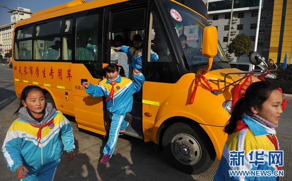 長鼻子校車開進農村 農村娃坐上安全校(圖)