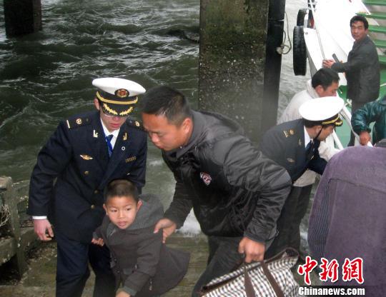 圖為海事執(zhí)法人員護(hù)送上學(xué)的小學(xué)生。 陳小芬 攝