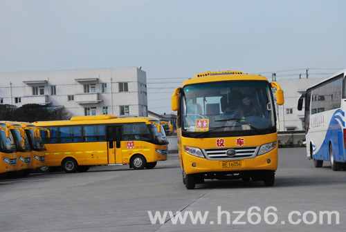 校車(chē)上路第一天 師生家長(zhǎng)齊展顏