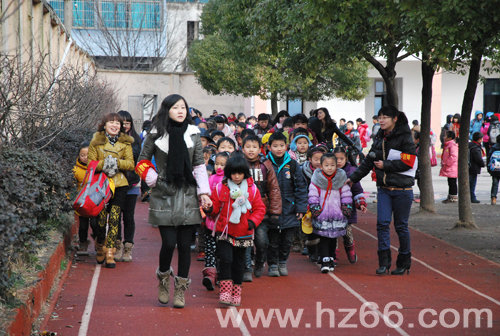 校車(chē)上路第一天 師生家長(zhǎng)齊展顏