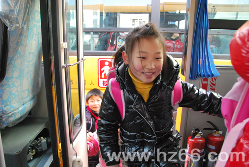 校車(chē)上路第一天 師生家長(zhǎng)齊展顏