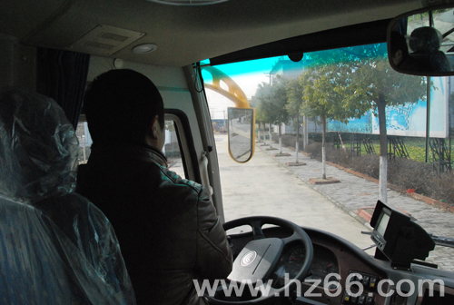 校車(chē)上路第一天 師生家長(zhǎng)齊展顏