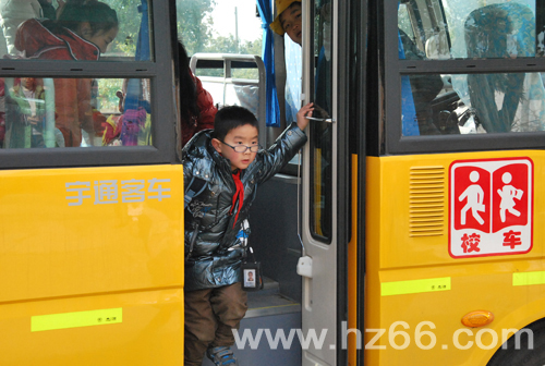 校車(chē)上路第一天 師生家長(zhǎng)齊展顏