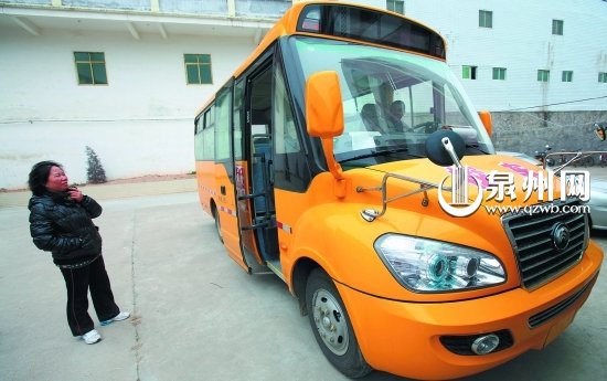 泉州新買來國標(biāo)校車40多輛 如何掛牌難倒校方