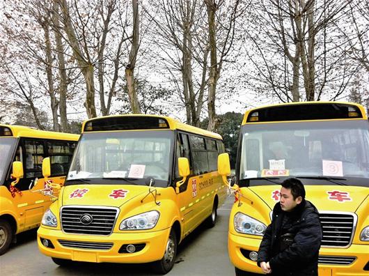 圖文：農(nóng)民工子弟坐上“大鼻子”校車