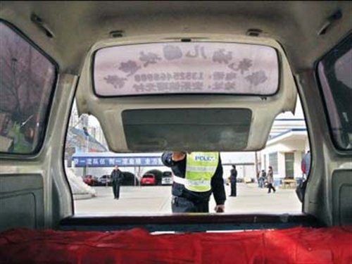 洛陽(yáng)7座幼兒園校車塞24個(gè)娃 司機(jī)無(wú)駕照(圖) 洛陽(yáng)7座幼兒園校車塞24個(gè)娃 司機(jī)無(wú)駕照 汽車之家