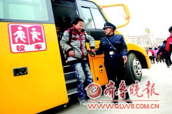 陡溝鎮(zhèn)豐齊村鄉(xiāng)里娃坐上免費大鼻子校車