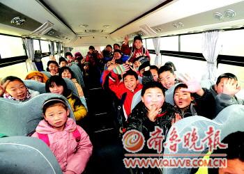 陡溝鎮(zhèn)豐齊村鄉(xiāng)里娃坐上免費大鼻子校車