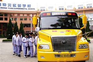 “大鼻子”校車為學(xué)生保駕護(hù)航(圖)