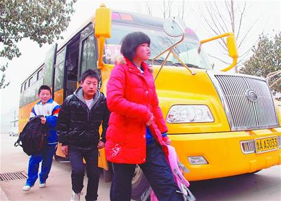 濟(jì)南首輛大鼻子校車(chē)亮相 保障孩子上學(xué)路上安全 濟(jì)南首輛大鼻子校車(chē)亮相 保障孩子上學(xué)路上安全