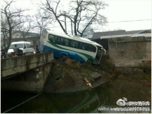 網(wǎng)友報料:蕭山一輛校車滑落河中 沒有人員傷亡(圖) 網(wǎng)友報料:蕭山一輛校車滑落河中 沒有人員傷亡(圖)