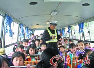 記者調查校車超載被打 涉事方道歉賠償(圖)