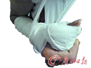 記者調查校車超載被打 涉事方道歉賠償(圖)