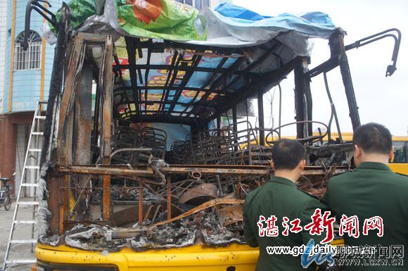 赤坎一幼兒園空載校車自燃 無(wú)人員傷亡(圖) 赤坎一幼兒園空載校車自燃 無(wú)人員傷亡(圖)