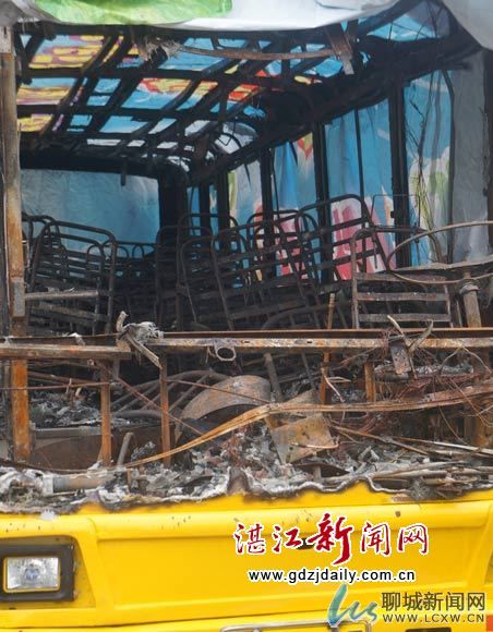 赤坎一幼兒園空載校車自燃 無(wú)人員傷亡(圖) 赤坎一幼兒園空載校車自燃 無(wú)人員傷亡(圖)