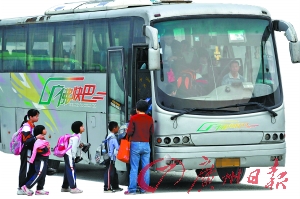 公交司機(jī)：下班后還要開“校車”真累！（圖）