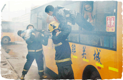 校車若著火 砸窗可逃生(圖)