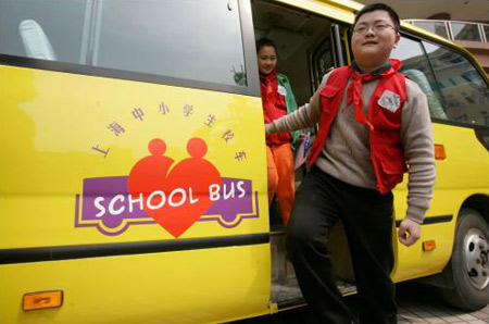 委員聚焦校車安全: 應(yīng)開通中小學(xué)專線公交 委員聚焦校車安全: 應(yīng)開通中小學(xué)專線公交