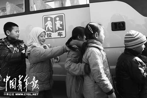 2月16日，寧夏回族自治區(qū)吳忠市南川鄉(xiāng)菊花臺村，小朋友排著隊準備試乘新校車。本報記者陳劍攝