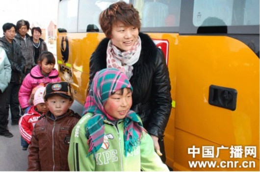 平安校車開進(jìn)菊花臺(tái) 鄉(xiāng)村兒童坐上“長鼻子”
