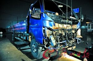 貨車“咬”校車 40師生受傷(組圖) 貨車“咬”校車 40師生受傷(組圖)