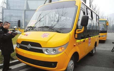 關注校車新國標：內裝黑匣子 新校車亮相成都（圖）