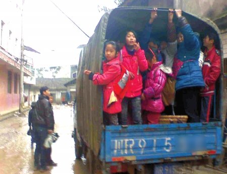 網(wǎng)友曬儀隴“最牛黑校車” 司機稱順路送學(xué)生 網(wǎng)友曬儀隴“最牛黑校車” 司機稱順路送學(xué)生