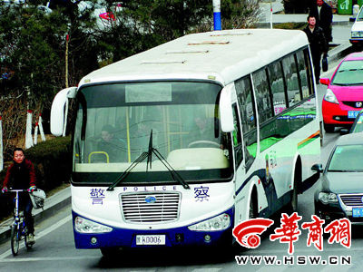 套牌警車充當校車接送學生(圖) 套牌警車充當校車接送學生(圖)