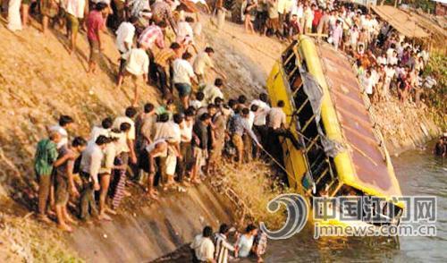 印度校車又墜河 4人死亡6人失蹤